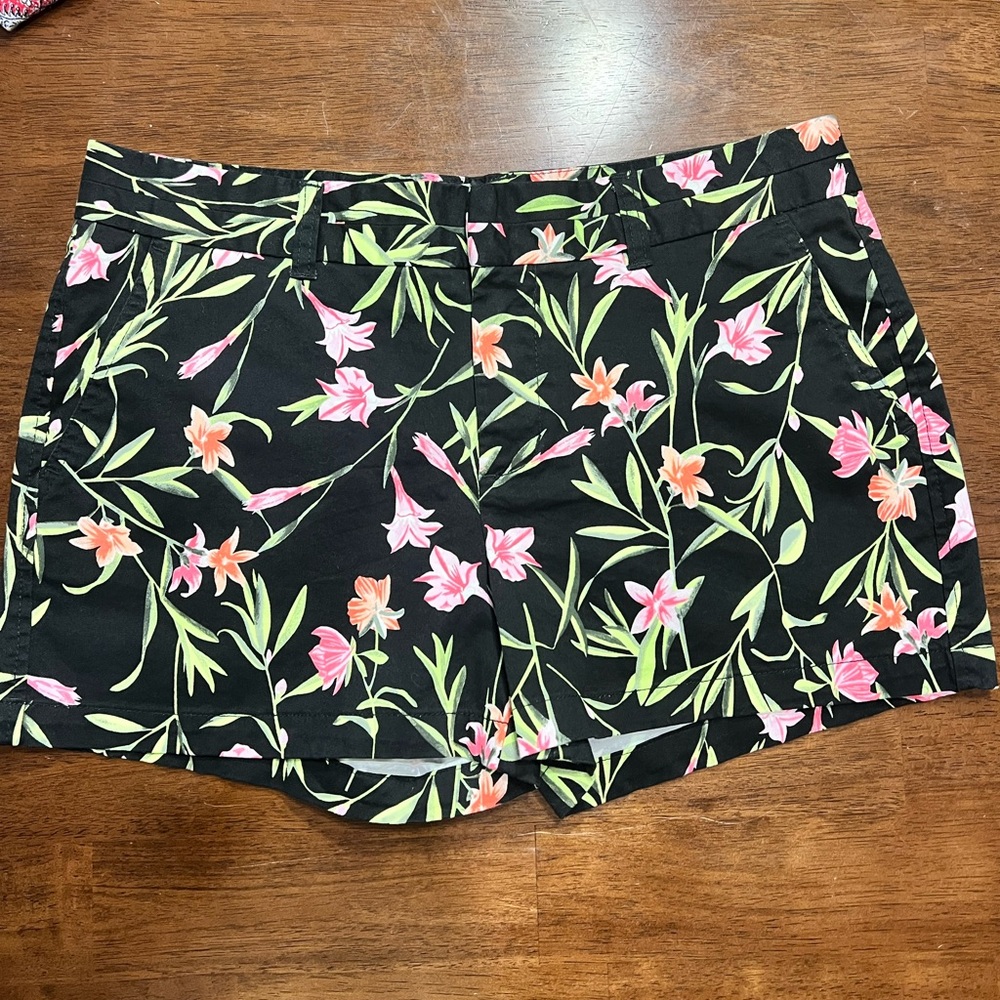 Khakis by Gap size 8 city 3 inch short